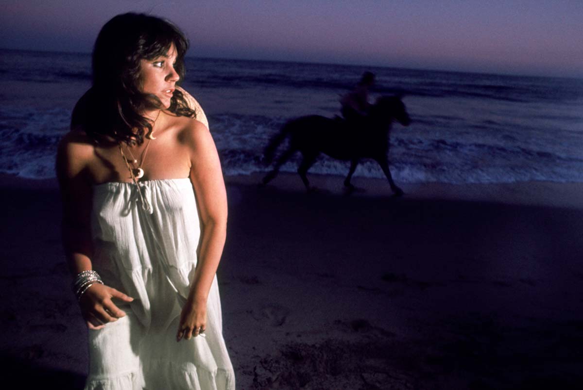  Linda Ronstadt. “Hasten Down the Wind.” Malibu 1975. Photograph by Ethan Russell.         Copyright: © Ethan Russell 